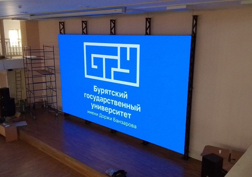 Светодиодный экран в бальном зале БГУ